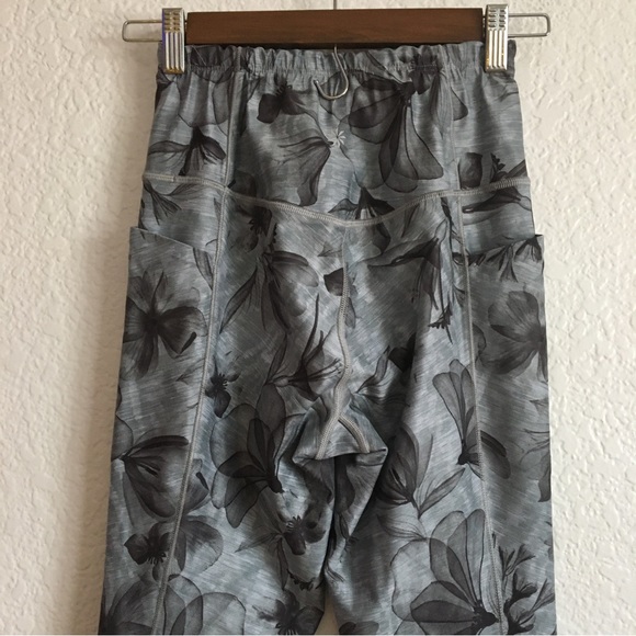 Athleta Salutation Stash Pocket II Print 7/8 Leggings Floral Medium - Picture 7 of 11